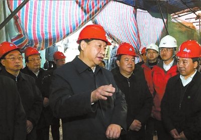 昨天，习近平在甘肃东乡察看滑坡重建现场。新华社发